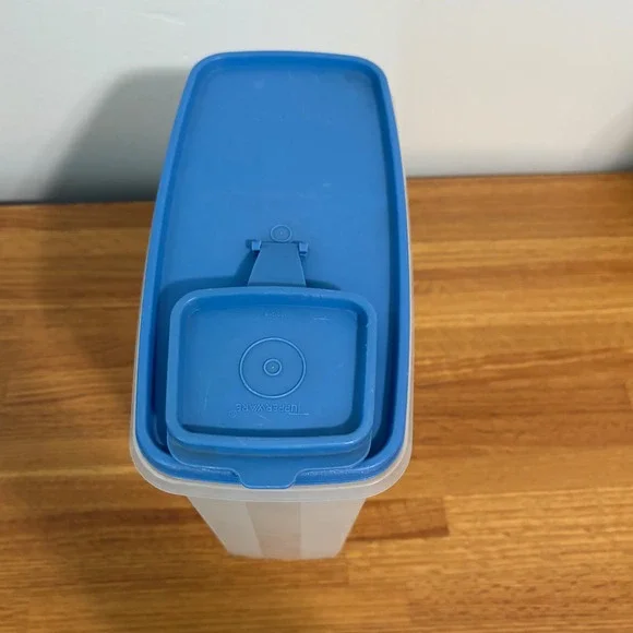 Vintage Tupperware Store N Pour Cereal Keeper Blue Flip Top Pour Clear Container - Picture 7 of 10